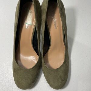 Kelly & Katie Green Suede Heels Size 9.5M SB-